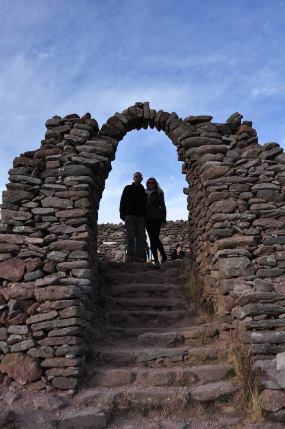 Arco de pedra no caminho para o Santuário Pachamama, no alto da ilha Amantani, no lago Titicaca, no Peru